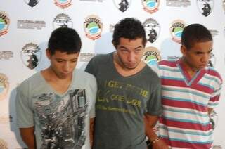 Jovens envolvidos em roubo foram apresentados na manhã desta quinta-feira (Foto: Graziela Rezende)