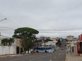 O dia amanheceu nublado em Campo Grande (Foto: Clayton Neves)
