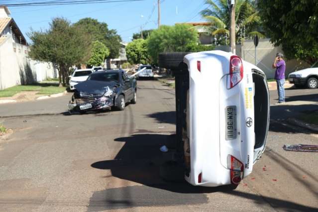 Carro capota ap&oacute;s ser atingido por ve&iacute;culo que n&atilde;o parou na preferencial 