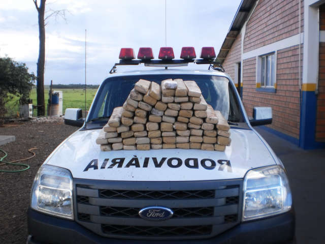  Traficante abandona Citr&ouml;en com 69 tabletes de maconha em Dourados