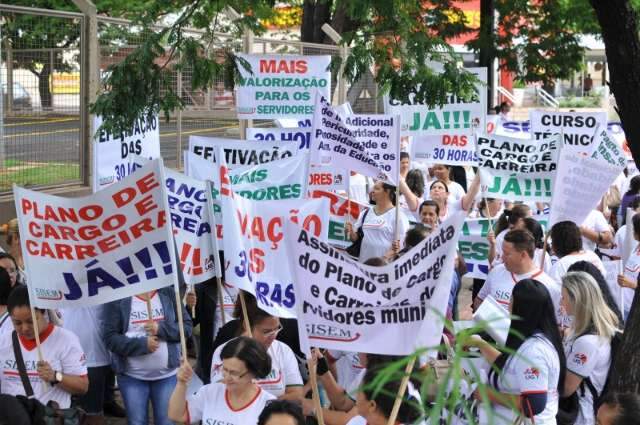 Servidores municipais fazem ato pela legaliza&ccedil;&atilde;o da jornada de 30 horas