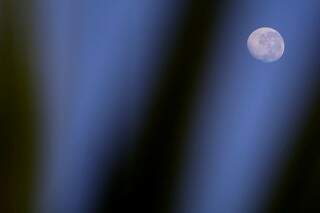 Lua cheia embeleza céu de MS até a próxima terça.O dia amanheceu nublado e foi clareando aos poucos. (Foto: Marcos Ermínio) 