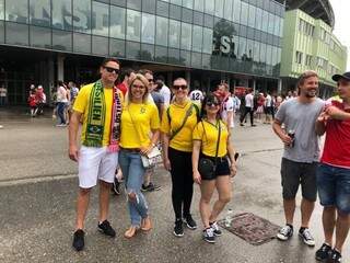 Maycon Felder, a esposa Viviane, e amigos de Nenzing no amistoso do Brasil diante da Áustria em junho de 2018 em Viena (Foto: Paulo Nonato de Souza/Arquivo)