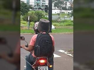 Garupa da motocicleta com um balde no lugar do capacete (Foto: Direto das Ruas)
