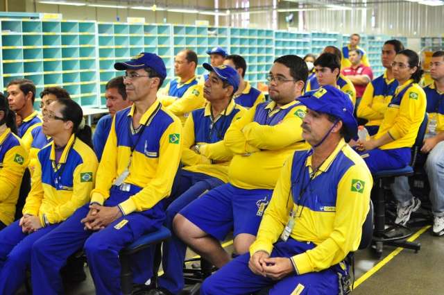 Correios distribuem panfletos de combate &agrave; dengue e Bernal anuncia mais fumac&ecirc;