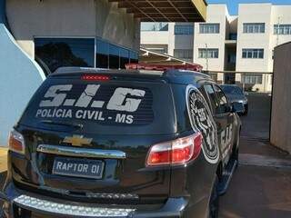 Viatura da Polícia Civil conduzindo contador e esposa chega à sede do MP em Dourados (Foto: Adilson Domingos)
