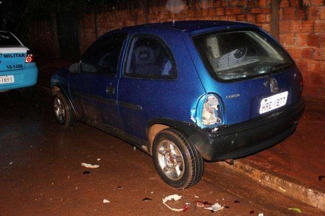 Motorista perde controle, bate em carro estacionado e invade resid&ecirc;ncia 