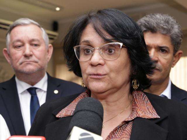 Na Capital, Damares anuncia que Bolsa Fam&iacute;lia ter&aacute; &ldquo;plus&rdquo; em breve