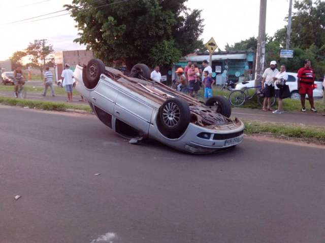 Motorista sai ilesa de capotamento na Avenida dos Cafezais