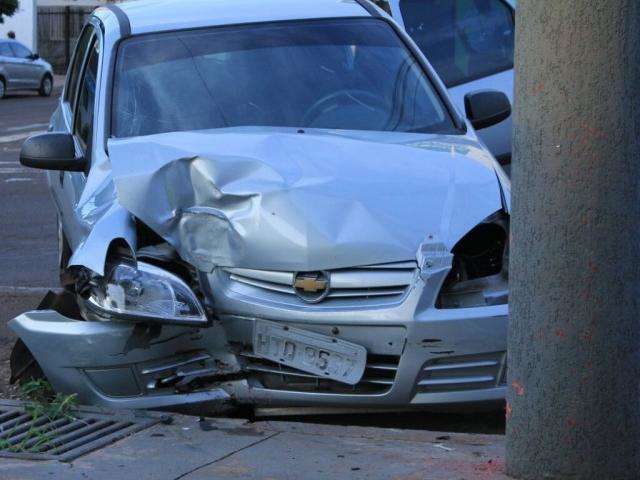 Mulher dorme ao volante e bate carro em poste na regi&atilde;o central 