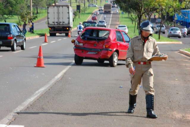  Ao parar para travessia de pedestres, carro &eacute; atingido por caminh&atilde;o