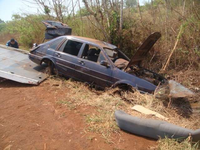 Carro se envolve em acidente e &eacute; flagrado carregado de cigarros contrabandeados