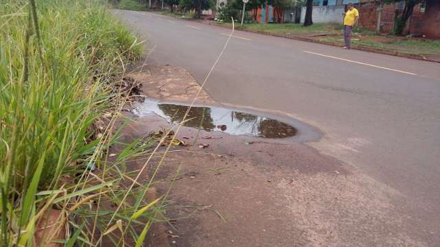 Buraco na travessa Cristaldo no Campo Novo causa transtornos aos motociclistas