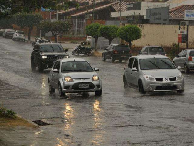 Chuva chega &agrave; Capital e afasta calor, mas deve ir embora quinta-feira