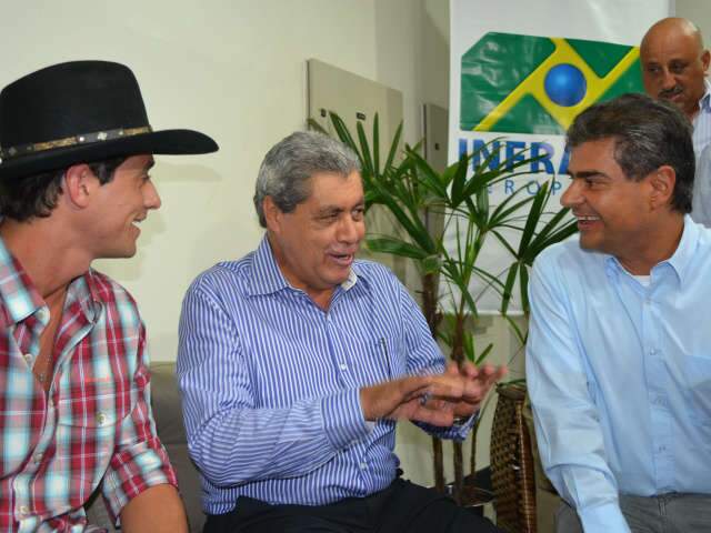  Governador e prefeito ignoram cr&iacute;ticos e viram tiete de Fael no Aeroporto