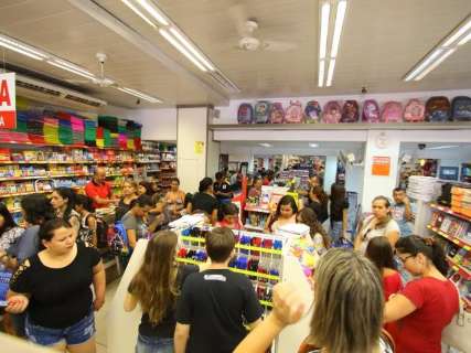 Consumidores aproveitam dia de folga para comprar material escolar 