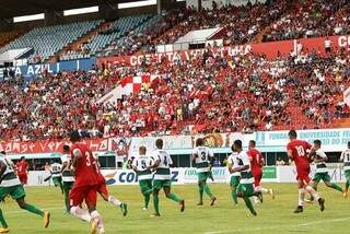 O Comercial fez o jogo de reabertura do Estádio Morenão, depois de quase três anos de interdição (Foto: Edemir Rodrigues)