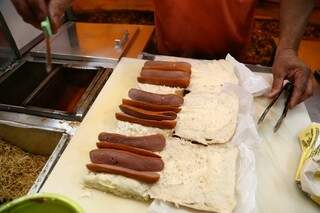 Carro-chefe é feito com pão de hambúrguer e duas salsichas (Foto: Alcides Neto) 