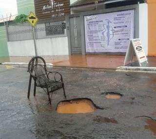 Cadeira  foi parar no meio da rua em avenida. (Foto: Direto das Ruas)