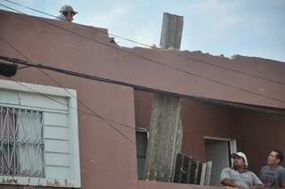 Casas e comércios ficaram destelhados devido ao forte vento. (Foto: Marcelo Calazans)
