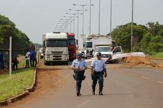 Polícia Rodoviária acompanha bloqueio de rodovia estadual em Dourados (Foto: Eliel Oliveira)