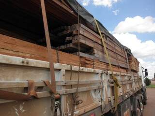 Caminhão transportava 33 m³ de madeira serrada ilegal (Foto: PMA)