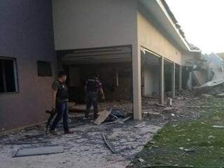 Policiais paraguaios em uma das casas destruídas por bombas e fogo na madrugada de hoje em Ypejhú (Foto: Direto das Ruas)