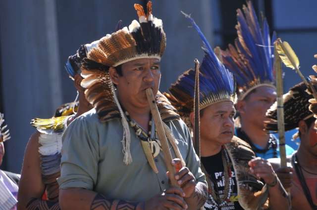 Pedindo demarca&ccedil;&otilde;es, &iacute;ndios fazem ato ecum&ecirc;nico na frente da Assembleia