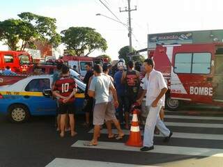 Trânsito ficou tumultuado por causa da colisão (Foto: Bruno Chaves)