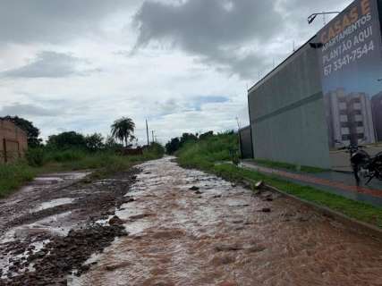 Chuva transforma rua em rio e leva pedras e lama para avenida  