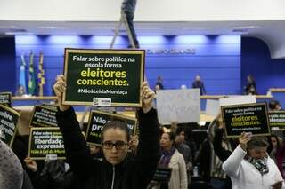 Manifestantes foram à Câmara pedir a manutenção do veto. (Foto: Fernando Antunes)