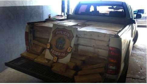 Caminhonete com ocorr&ecirc;ncia de roubo &eacute; apreendida com mais de 970 kg de maconha