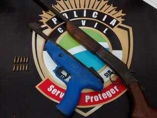 Arma artesanal e espingarda calibre 32 apreendidas em fazenda (Foto: Divulgação/ Polícia Civil)