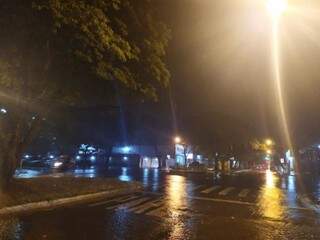 Uma das avenidas de Dourados, durante a chuva da noite desta quarta-feira (13). (Foto: Helio de Freitas) 