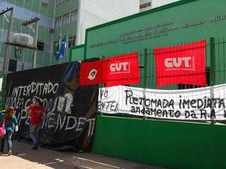 Com faixas em tom de protesto e portão fechado com cadeado, manifestantes acampam no local desde segunda. (Foto: Simão Nogueira)