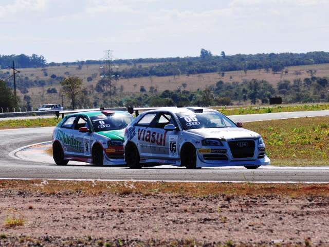  Pilotos de corrida de audis tamb&eacute;m reclamam da pista de aut&oacute;dromo na Capital