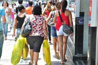Consumidor pode ficar a alternativa de fazer compras no centro depois das 18 horas (Foto:Arquivo)