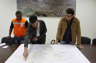 Sérgio Barbosa, secretário de Obras e integrante da Defesa Civil mostram no mapa as pontes destruídas pela chuva (Foto: Eliel Oliveira)