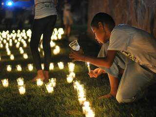 Mesmo com participação tímida, Capital foi uma das 20 do país a levar as pessoas a acender velas. (Foto: Marlon Ganassin)