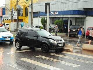 Acidente deixa trânsito lento na avenida Zahran. (Fotos:Rodrigo Pazinato)