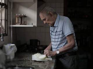 Paulo fez questão de preparar a sopa paraguaia,
receita de família, no dia dos seus 100 anos. (Foto: Frederico Campos)