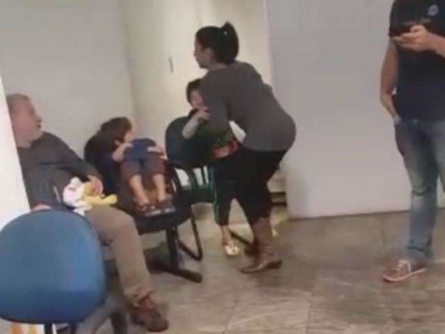 Ex-BBB busca filhos em delegacia ap&oacute;s pai brigar por m&oacute;veis de bar