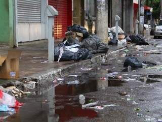 Com impasse na coleta, lixo toma contas das principais rua da Capital (Foto: Marcos Ermínio)