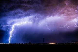 Imagem que conseguiu durante uma tempestade que aconteceu em Dourados (Foto: Henrique Arakaki)