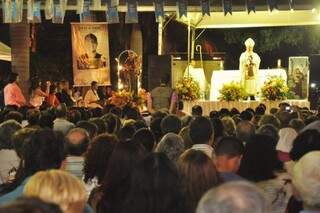 Área externa da igreja ficou lotada para a missa celebrada por Dom Dimas. (Foto: João Garrigó)