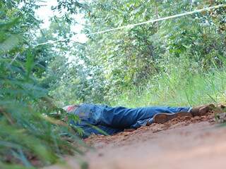 Homem foi encontrado morto em estrada (Foto: Marlon Ganassin)