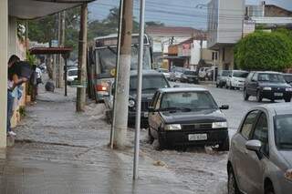 Chuva caiu em 55 minutos na tarde desta quinta-feira, em Campo Grande (Foto: Helton Verão)