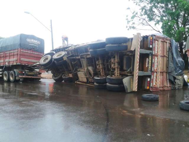 Quase 13 horas ap&oacute;s acidente, parte de carreta continua tombada em avenida 