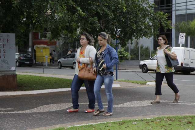 Nuvens carregadas derrubam temperatura para 19&deg;C, mas chove s&oacute; amanh&atilde;