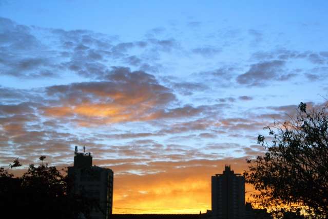 Dia amanhece com c&eacute;u entre nuvens, mas previs&atilde;o &eacute; de calor e umidade baixa 